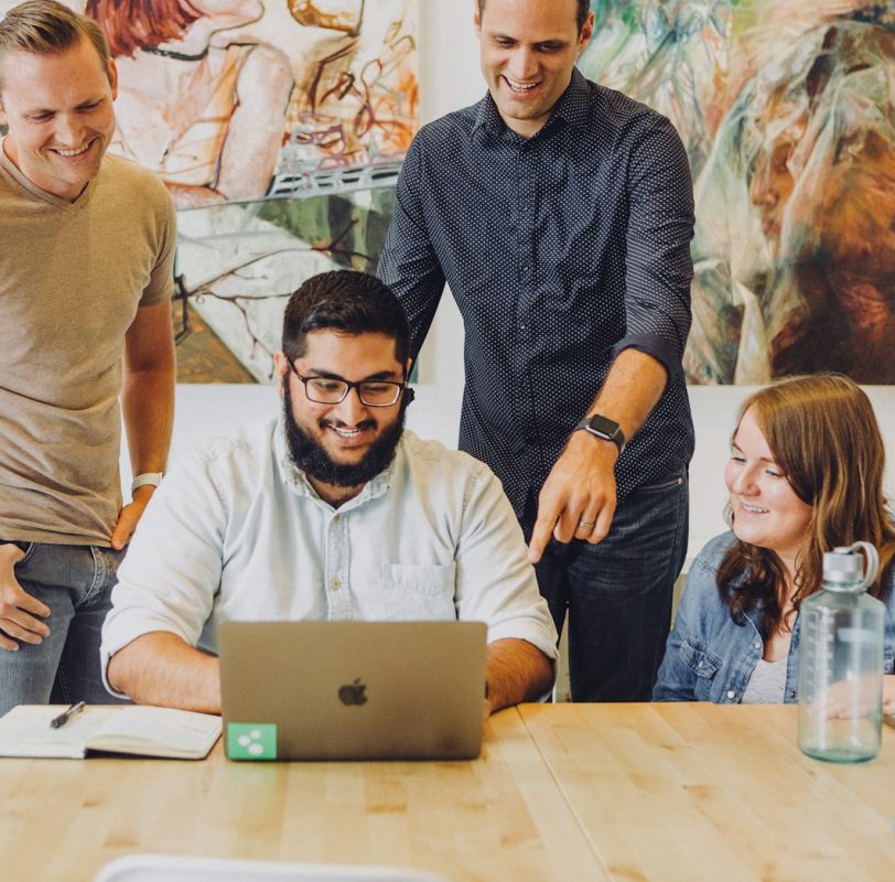 men's gray crew-neck t-shirt